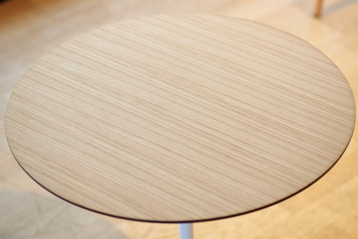 エーロ・サーリネン チューリップ ラウンド サイド コーヒーテーブル｜洗練されたウォルナット天板とマットブラック脚部で空間を彩る｜kwg-ct6132b（GENCO） kwg-ct6132b 参考画像 14