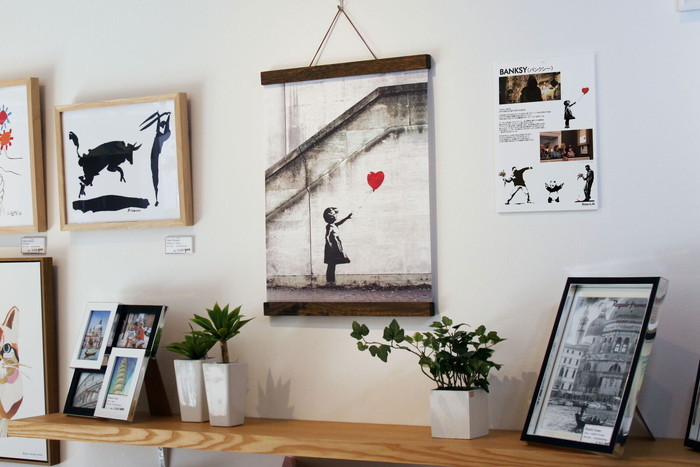 バンクシー ハンガータイプ ブラウン Banksy Red Balloon Brown Hanger style IBA-61995 bic-8868802s1 2枚目の画像