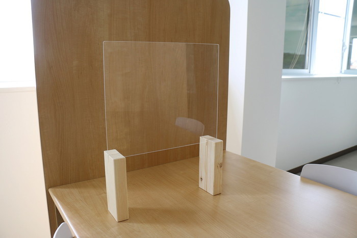 [サイズ]樹脂板サイズ：約40×33cm 木製スタンドサイズ：約4×4×19.5cm [素材]※塩ビ板×1枚、木製スタンド×2個のセットとなります。 生産国：日本塩ビ板はアクリル板に比べて難燃性が高く